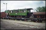 Am westlichen Ortseingang Wernigerode stand am 12.5.1994 dieser Personenwagen des Traditionszuges der HSB auf einem Flachwagen der DR.