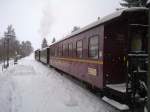 In der Nebensaison kommt der Barwagen der Zittauer Schmalspurbahn auch nach Kurort Jonsdorf. Hier im Dezember 2010 im Schnee.