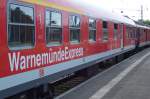 Der  Warnem�nde-Express  mit seiner besonderen Beschriftung. Hier im Bf Warnem�nde (20.Mai)
