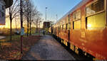 Lichterfahrt ins Lausitzer Braunkohlerevier    Leuchtende Herbststimmung am Bahnsteig des Bahnhofs Schwarze Pumpe mit MITROPA Speisewagen der Bezeichnung  WRm130  (51 80 88-70 203-1 D-PRESS).