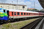 Am 14.05.2022 kam ein Fußballsonderzug von Bochum nach Berlin. Im EuroExpress Wagenpark fand sich auch der D-EURO 61 80 50-71 202-4 Bvcmz 248.3, welcher noch sein DB-Farbschema trägt. Hier fuhr die Garnitur gerade in die Abstellung in Berlin-Lichtenberg