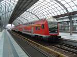 Steuerwagen der Gattung DABbuzf 778 vor einer RegionalBahn in Richtung Nauen in Berlin Spandau.