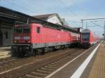 Hier links 143 143-6 mit einem RE9 von Halle(Saale) Hbf.