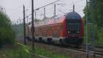 Mal mit dem Zoom gespielt: 143 802 (Leihlok aus Stuttgart) schiebt hier einen aus Magdeburg geliehenen Steuerwagen als RB 21 nach Wustermark. 29.04.2011