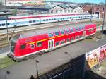 Ex DR Steuerwagen am S-Bahn-Bahnhof Warschauer Strae.Im Hintergrund eine Talgo Garnitur und mehrere Nachtzugwagen.9.April.