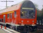 Wegen einer Heigelaufenen Achse fing der Steuerwagen der Bauart 777 in Dallgow bei Berlin an zu schmoren! Wie hier zu sehen ist kommen noch einige Rauchwolken von dem Drehgestell! Der Zug war auf dem