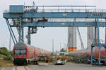 Steuerwagen (DABduzfa 36-33044) und Reisezugwagen auf dem Abstellgleis in Sassnitz Mukran.