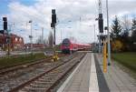 RE33111 bei der Ausfahrt aus Gstrow Hbf. Richtung Berlin