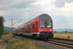 WFL-Dosto DABbuzfa 760.0 (50 80 36-33 013-4 D-WFL) mit der WFL-114 024 (112 024-5) als Schublok am 14.8.2022 bei Etzelbach auf dem Weg nach Leipzig Hbf.