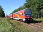 Steuerwagen der Gattung DABgbuzfa 760 vor RE38399 auf dem Weg von Stralsund ber Berlin nach Belzig. Abgelichtet kurz hinter den Toren Greifswalds am sonnigen 08.09.04.