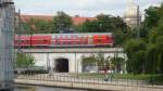 Ein Steuerwagen einer Regionalbahn bahnt sich seinen Weg durch das Grne Berlin vorbei an der Museumsinsel.