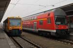 Hier links VT650.58 als ein OE36 von Berlin Lichtenberg nach Beeskow und rechts ein RE7 von Wnsdorf-Waldstadt nach Berlin Lichtenberg, diese beiden Zge standen am 28.1.2012 in Berlin Lichtenberg.