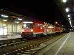 Steuerwagen der Gattung DABgbuzf 760 mit der RB10 im nchtlichen Greifswalder Hbf.