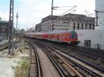 Steuerwagen der Gattung DABgbuzfa 760 am Ende eines RE3 kurz nach der Ausfahrt aus dem Bahnhof Berlin Friedrichstrae. Aus Dessau kommend fhrt dieser RE weiter ber Berlin Ostbahnhof in Richtung Angermnde. 28.08.04  
