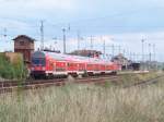 Auf Gleis 4 h�lt Einfahrt der RE2 (RE 38141) von Rathenow nach Cottbus.(+10) Heute mit einer �lteren Garnitur von Dostos.