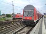 Hier ein gerade eingefahrener RE3 von Elsterwerda zur Weiterfahrt nach Stralsund, der n�chste Halt ist Wilmersdorf. Im Hintergrund steht ein RE3 von Schwedt/Oder Hbf. zur Weiterfahrt nach Elsterwerda, der n�chste Halt ist Chorin. Diese Z�ge trafen sich am 6.7.2009 in Angerm�nde.