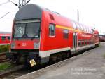 Diese DAB 760 Steuerwagen entstanden 1992/93 im Waggonbau G�rlitz als erste DR-Neubaufahrzeuge nach der Wende. Haupts�chlich f�r den S-Bahn-Einsatz vorgesehen, verkehren sie heute auch auf vielen Langl�ufen. In Nordost z.B. auf der RE5 Senftenberg(S�dbrandenburg) - Stralsund(Ostseek�ste).Den seitlichen Aufkleber erhielten sie teilweise, da die RE5 u. RE4 Z�ge als AirportExpress der Berliner Flugh�fen zwischen Berlin Zool.Gt. (Tegel/Tempelhof) u. Flugh. Sch�nefeld verkehren.  Sie haben an der Steuerseite oben u. unten je ein 1.Kl.Bereich, im Unterstock ein behindertenger. WC, Mehrzweckabteil u. ein Zugf�hrerabteil am �bergangsende. Hg 140km/h.
