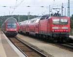 Hier links ein RE7 von Wnsdorf-Waldstadt nach Dessau Hbf. und rechts 143 947-0 mit einem RE7 von Dessau Hbf. nach Wnsdorf-Waldstadt, diese beiden Zge trafen sich am 20.7.2009 in Bad Belzig.