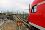 Ausblick zur Nordausfahrt: DABpbzfa 762 mit BR 143 der S-Bahn Mitteldeutschland (DB Regio Südost) als S 37714 (S7) nach Halle-Nietleben steht in Halle(Saale)Hbf Gl.