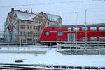 Blick auf DABpbzfa 762 der S-Bahn Mitteldeutschland (DB Regio Südost) als S 37744 (S7) nach Halle-Nietleben, die in ihrem Startbahnhof Halle(Saale)Hbf Gl. 13a neben einem Wandbild der  Freiraumgalerie  an der Delitzscher Straße steht. [3.12.2017 | 15:46 Uhr]