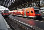 Mein 7000. Bild zeigt den Nahverkehr im Kölner Hauptbahnhof, wie er gestern ein tägliches Bild war. Beide Fahrzeuge sind zum Teil stark auf dem Rückzug und werden durch Neuere ersetzt. Am Morgen des 17.8.2017 steht der HVZ-Verstärker des RE8  Rhein-Erft-Express  als RE10839 von Kaldenkirchen nach Köln Messe/Deutz im Kölner Hauptbahnhof. Gefahren wird diese Einheit auch im Jahr 2017 immer noch mit n-Wagen und einem Steuerwagen der Bauart Karlsruhe. Auf dem Nachbargleis legt der RE9 (RE10903)  Rhein-Sieg-Express  von Aachen Hauptbahnhof nach Siegen einen Halt ein. Normalerweise fahren auf dieser Linie Triebzüge der Baureihe 442, jedoch sind gelegentlich auch 1-2 RE140-Einheiten mit einem Dosto-Steuerwagen der 2. Generation unterwegs.