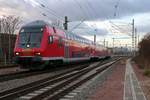 DABpbzfa 762.0 mit Schublok 143 002-4 der S-Bahn Mitteldeutschland (DB Regio Südost) als S 37742 (S7) von Halle(Saale)Hbf Gl. 13a nach Halle-Nietleben durchfährt den Bahnübergang Karl-von-Thielen-Straße, Halle (Saale). [28.12.2017 | 15:21 Uhr]