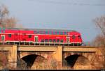 Die letzten Tage der Dosto-Wendezüge auf der S7...
Blick auf DABpbzfa 762.0 der S-Bahn Mitteldeutschland (DB Regio Südost) als S 37759 (S7) von nach Halle-Nietleben nach Halle(Saale)Hbf Gl. 13a, die in der Saaleaue bei Angersdorf auf der Bahnstrecke Halle–Hann. Münden (KBS 590) fährt. [8.4.2018 | 18:58 Uhr]