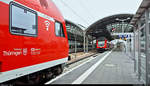 Verschiedene Doppelstocksteuerwagen-Generationen der Elbe-Saale-Bahn (DB Regio Südost) stehen sich gegenüber:  Blick von DABpbzfa 762.0 mit Zuglok 112 157 als RE 4887 (RE18)  Saale-Express 