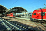 Verschiedene Doppelstocksteuerwagen-Generationen der Elbe-Saale-Bahn (DB Regio Südost) stehen sich gegenüber:
Blick von DABpbzfa 762.0 mit Zuglok 112 164-9 als RE 4889 (RE18)  Saale-Express  nach Jena-Göschwitz auf DABpbzfa  Jenny Marx geb. von Westphalen  mit Zuglok 146 0?? als RE 16320 (RE30) nach Magdeburg Hbf in ihrem Startbahnhof Halle(Saale)Hbf auf Gleis 10 (A-C bzw. E-G).
[27.12.2018 | 12:59 Uhr]