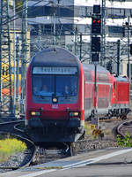 Ein DB-Doppelstockzug Mitte September 2019 kurz vor der Ankunft am Hauptbahnhof in Stuttgart.