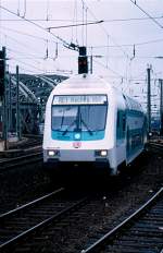 Bei ber 400 Bildern von roten Steuerwagen mchte ich doch mal einen kleinen Farbtupfer beitragen. Dosto in Auslieferungsfarbe im Klner Hauptbahnhof mit Hohenzollernbrcke im Hintergrund. Die RE1 (zu dieser Zeit Bielefeld-Aachen) war wohl auch mit einer der lngsten RE-Strecken