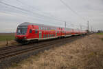143 267 schiebt am 17.03.2023 einen Ersatzpark als RE3 3310 nach Stralsund, durch Groß Kiesow.
