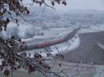 Durch eine kalte und schne Dezemberlandschaft fuhr dieser Regionalzug bei Lonsee und Urspring vorbei.