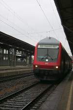 An einem sehr regnerischen Nachmittag steht die RB nach Chemnitz in der Elbe-Stadt Riesa.
An der Spitze des Zuges ein Doppelstocksteuerwagen der Bauart DBbzf, geschoben wird der Zug (wie alle REs auf dieser Strecke) von einer E-Lok der BR 143.