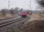 An diesem vernebelten und stark bewlkten 28.01.09 machte sich der RE der Neckar-Alb-Bahn (KBS 760) auf den Weg nach Stuttgart. Vorne die Schublok der BR 143, hinten ein Doppelstock-Steuerwagen der 2.Gattung.
