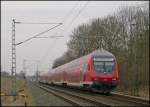 RE 10424 mit Zuglok 111 157 bei der Durchfahrt von der alten Anrufschranke.