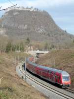 146 210-0 zieht den RE 19610 nach Stuttgart Hbf aus Singen. Ausnahmsweise mit 5 Doppelstockwagen inklusive Steuerwagen einer lteren Gattung. 15.03.09 (Falls die Kategorie nicht stimmt, lasse ich mich gern verbessern)
