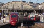 Thalys 9456 nach Paris Nord bei der Ausfahrt in Aachen Hbf, auf dem Nebengleis steht der RE9 nach Siegen bereit 6.4.10