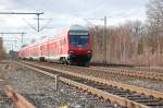 Den Steuerwagen voraus schiebt eine 111er den Doppelstockwagenzug der Linie RE4 durch den Bahnhof Korschenbroich, der ohne Halt durchfahren wird.