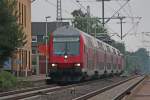 RE10419 aus Aachen nach Dortmund mit Schublok 111 010 in Lindern, 15.8.10