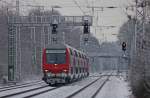 RE10421 (+35 wegen Verspteter Bereitstellung) mit Schulok 111 125-1 bei der Einfahrt in Geilenkirchen, 17.12.10