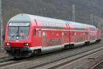 Die 143 090-9 schiebt den RE1 von Saarbrcken nach Koblenz durch Winningen am 11.03.2011