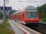 Eine ausnahmsweise aus 143-255 und Doppelstockwagen gebildete RB 81 (Trier - Koblenz) verlsst den Umweltbahnhof Bullay. (10. September 2005)