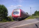 Der RE 4 (Dortmund-Aachen) rauscht mit 25 Minuten Versptung durch den Bahnhof Herrath. Bei Sonnenschein und 34 Grad heute nachmittag dem 13.06.2006