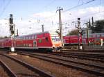 Ein Doppelstockzug aus Koblenz bei der Einfahrt von Kln Hbf am Abend des 31.07.2006