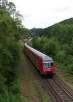 Steuerwagen voraus schiebt 218 412-5 einen  Sonderzug  zum Rheinland-Pfalz Tag nach Pirmasens Hbf.
