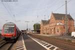 Ein RE nach Fulda hlt am 25.9.13 in Gelnhausen. Hinter dem imposanten Empfangsgebude liegt der Bahnsteig von Stumfgleis 18, an dem die HLB-Zge nach Gieen abfahren. 