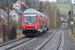 Die RB 17206 nach Zwickau(Sachs)Hbf fhrt gerade bei strmenden Regen in den Hp Glauchau Schnbrnchen ein, Schublok ist 143 370-5.