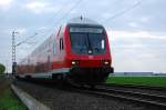 Ein RB 27 Zug bestehend aus zwei Wagen und der 143 129-5 bei Gubberath. 10.4.2014