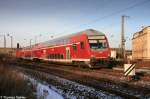 Am Nachmittag des 29.12.06 fhrt die RB 17509 in die Gleisanlagen des Hbf Chemnitz ein, hier am ehemaligen RAW  Wilhelm Pieck . Wie fast immer mit Steuerwagen der Gattung DABpbzfa 762.